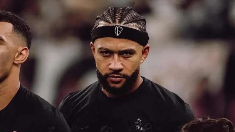 Memphis Depay é denunciado ao STJD por usar celular no banco de reservas e pode pegar gancho de seis jogos