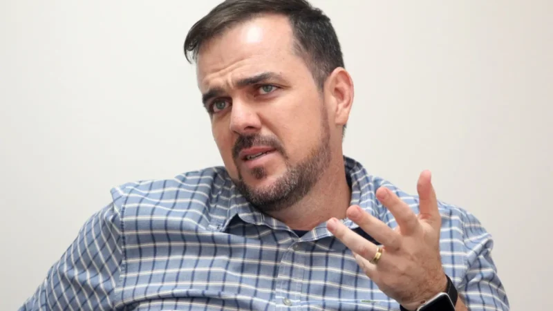 Mendanha coloca nome à disposição para vice de Daniel