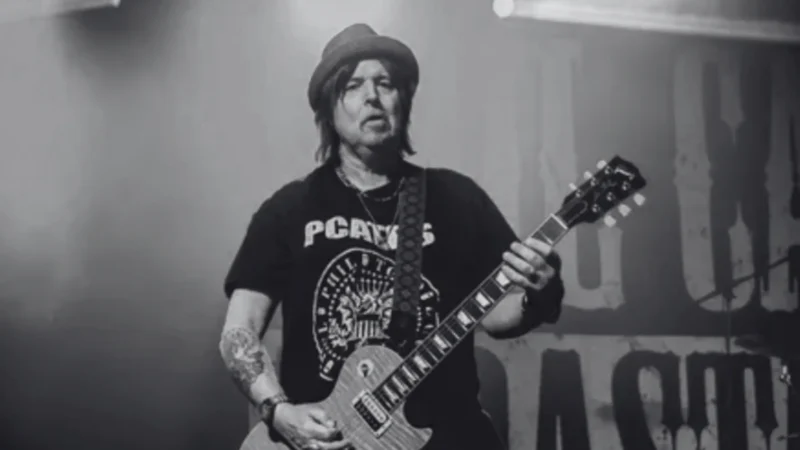 Morre Phil Campbell, guitarrista do Motörhead, aos 64 anos