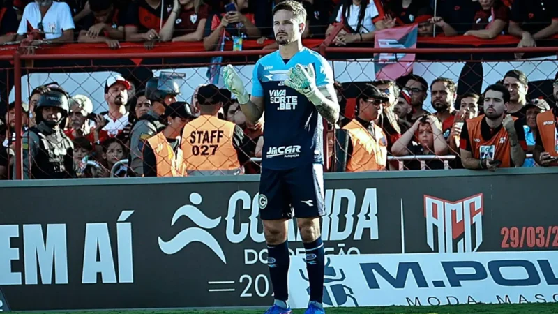 “Não tem nada ganho”, diz goleiro Tadeu após vitória do Goiás sobre Atlético