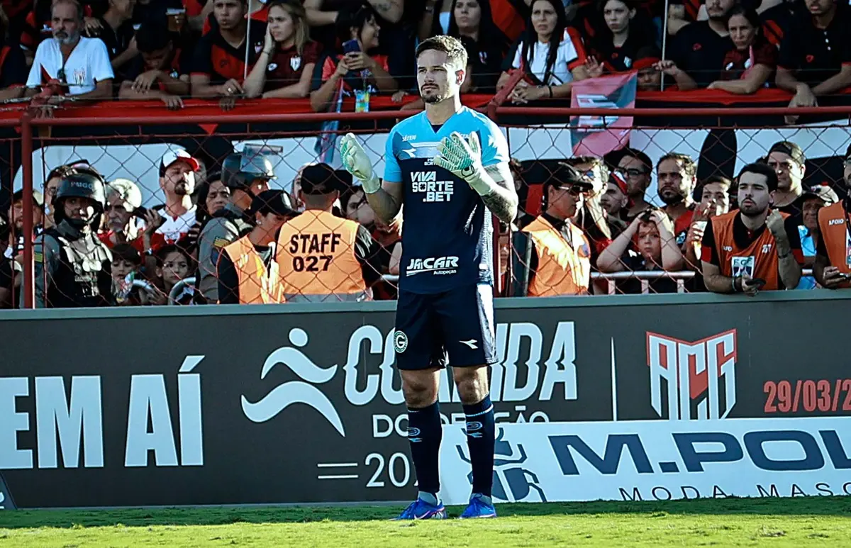 “Não tem nada ganho”, diz goleiro Tadeu após vitória do Goiás sobre Atlético