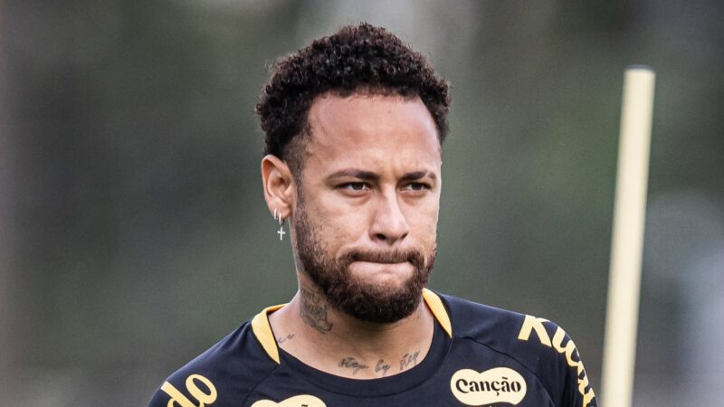 Neymar curte foto sensual de modelo e diz que ‘foi sem querer’