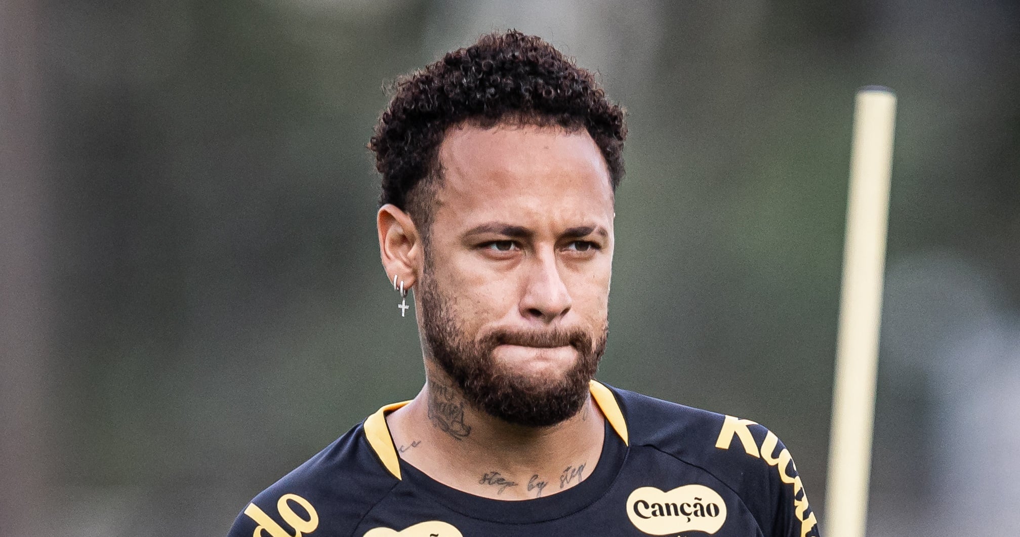 Neymar curte foto sensual de modelo e diz que ‘foi sem querer’