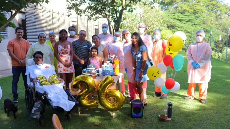 Paciente em cuidados paliativos celebra aniversário com surpresa em hospital de Goiânia