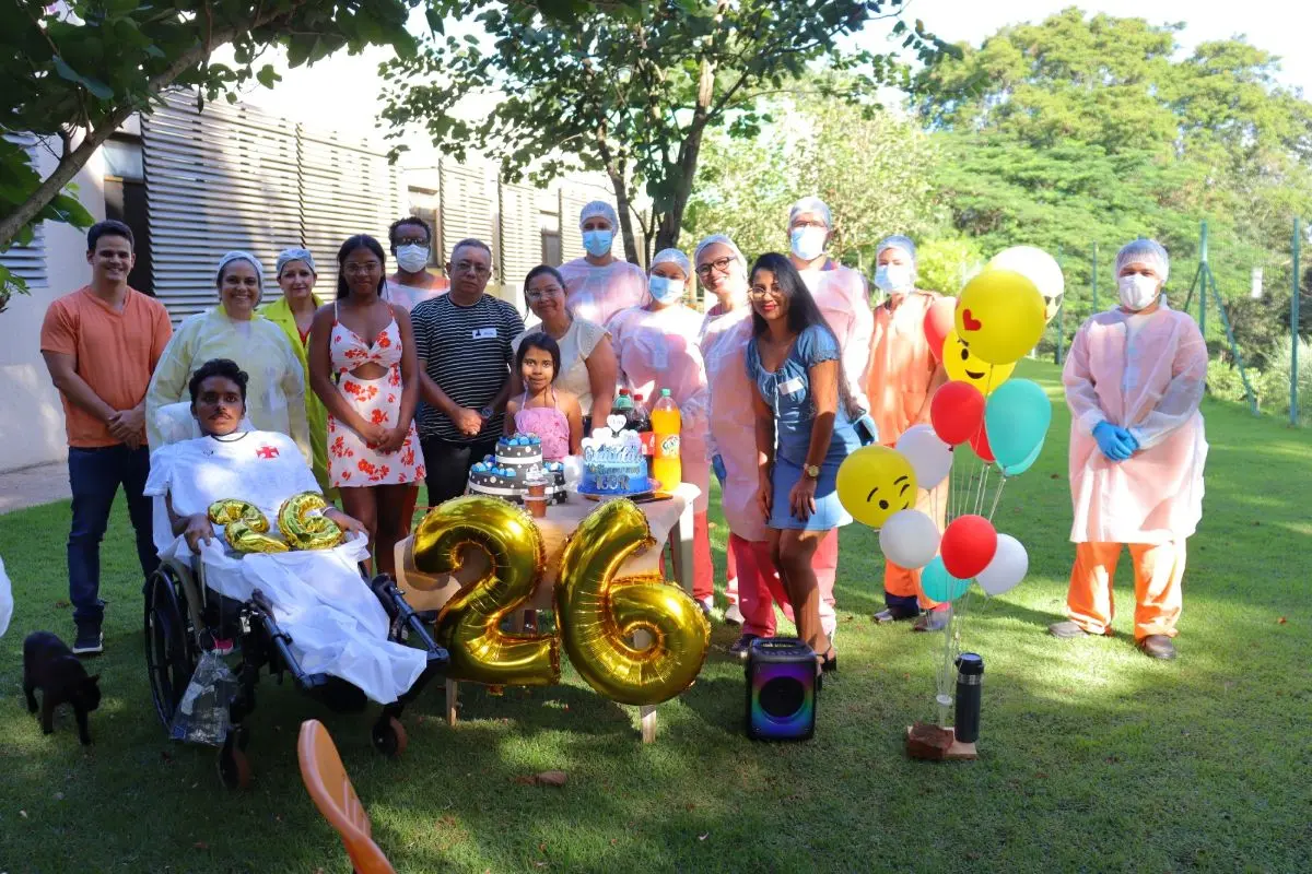 Paciente em cuidados paliativos celebra aniversário com surpresa em hospital de Goiânia