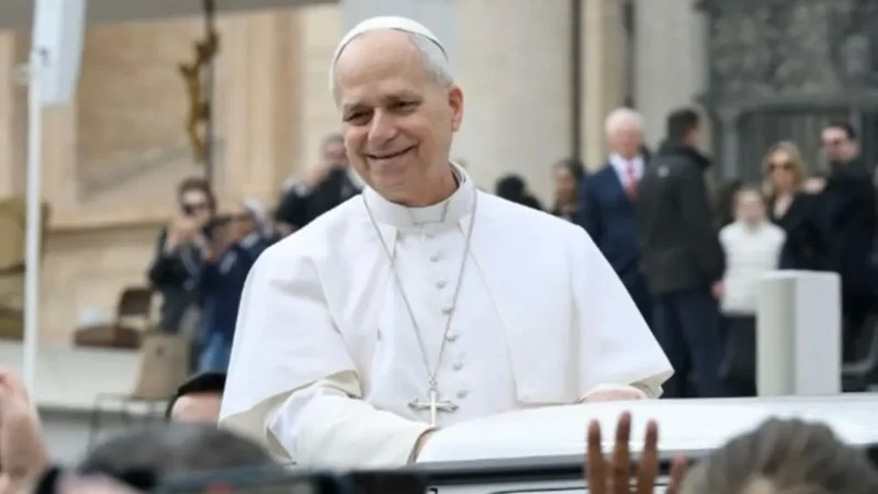 Papa Leão XIV recebe camisa do Flamengo durante audiência no Vaticano e saúda brasileiros na Praça São Pedro