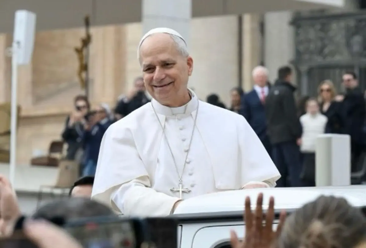 Papa Leão XIV recebe camisa do Flamengo durante audiência no Vaticano e saúda brasileiros na Praça São Pedro