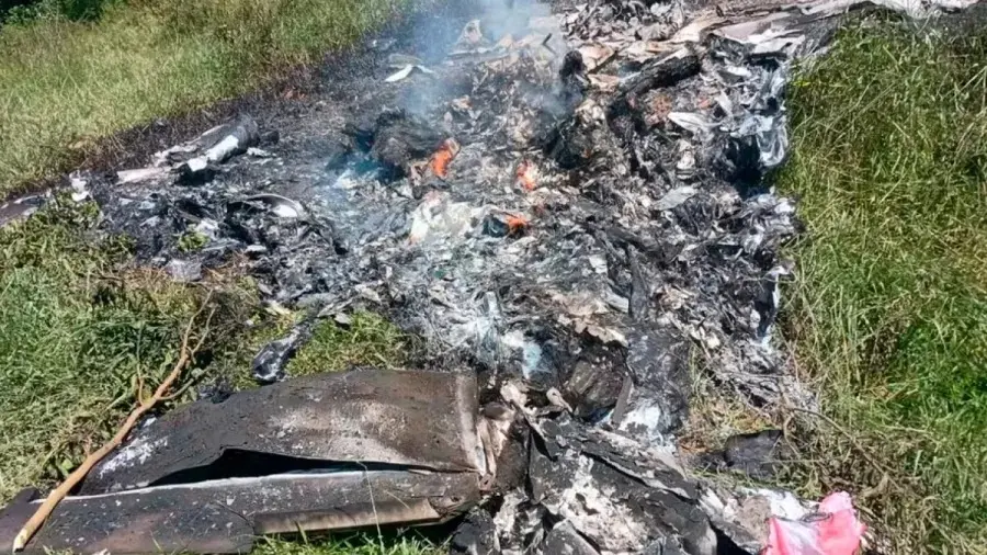 Queda de avião deixa dois mortos em área de mata no interior do RJ