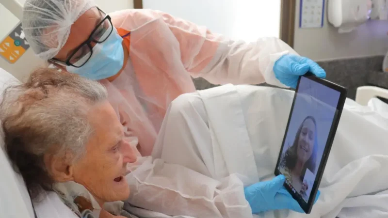 Reencontro virtual: internada em Goiânia, mãe em cuidados paliativos se emociona ao rever filha que mora no Ceará