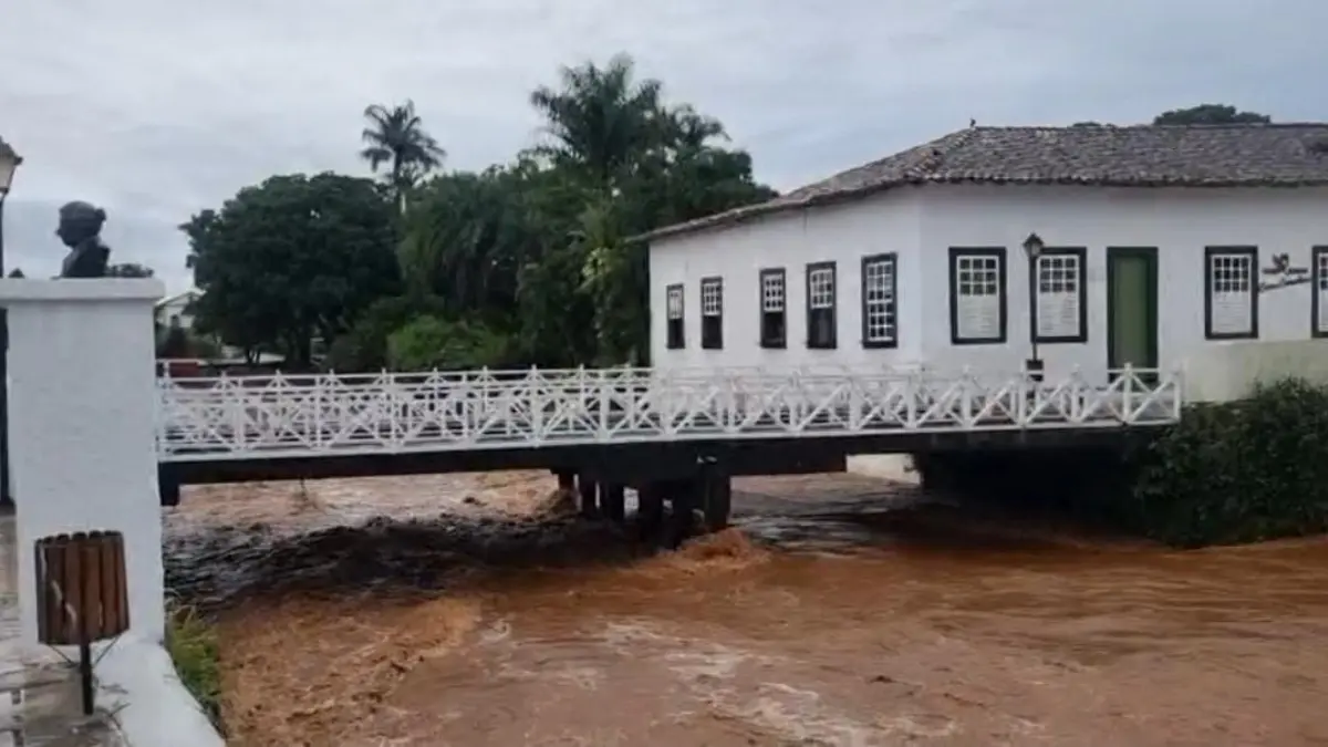 Rio Vermelho registra nova cheia e nível da água chega a quase três metros na Cidade de Goiás