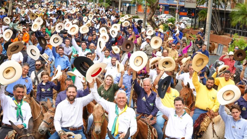 Ronaldo Caiado e Daniel Vilela lideram cavalgada em Goiânia