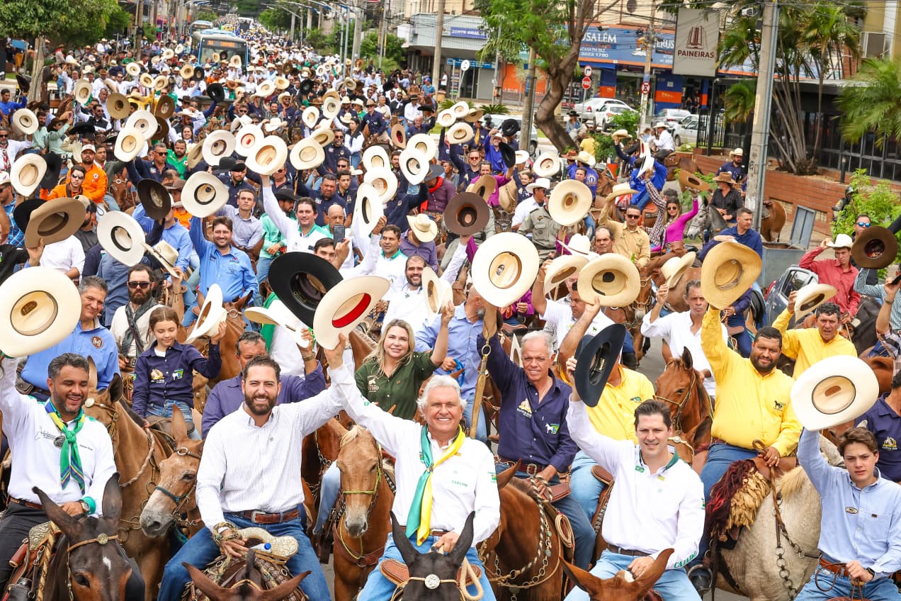 Ronaldo Caiado e Daniel Vilela lideram cavalgada em Goiânia