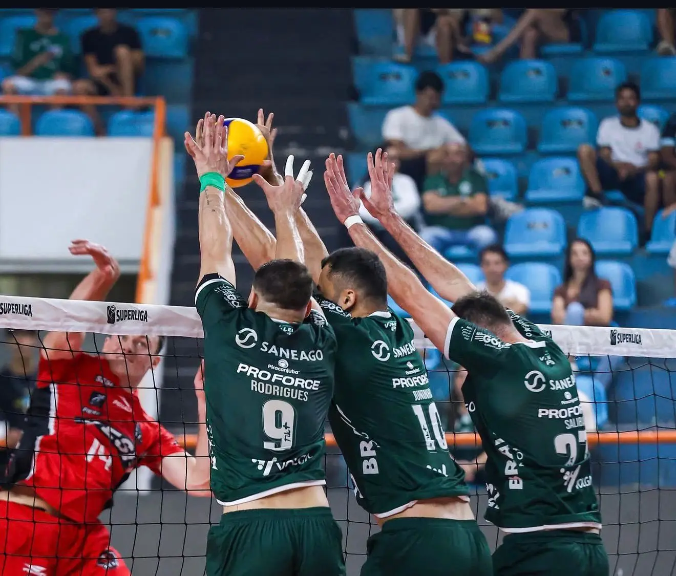 Saneago Goiás supera Sesi Bauru e assume 5º lugar na Superliga