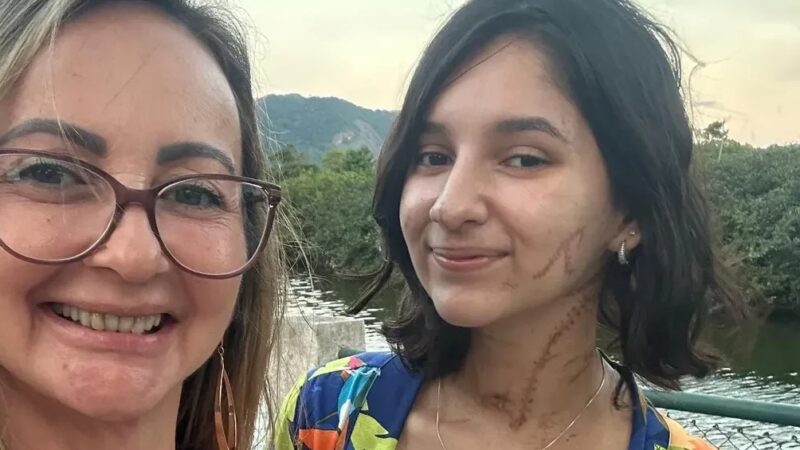 Jovem esfaqueada trinta vezes sai de casa pela primeira vez após receber alta