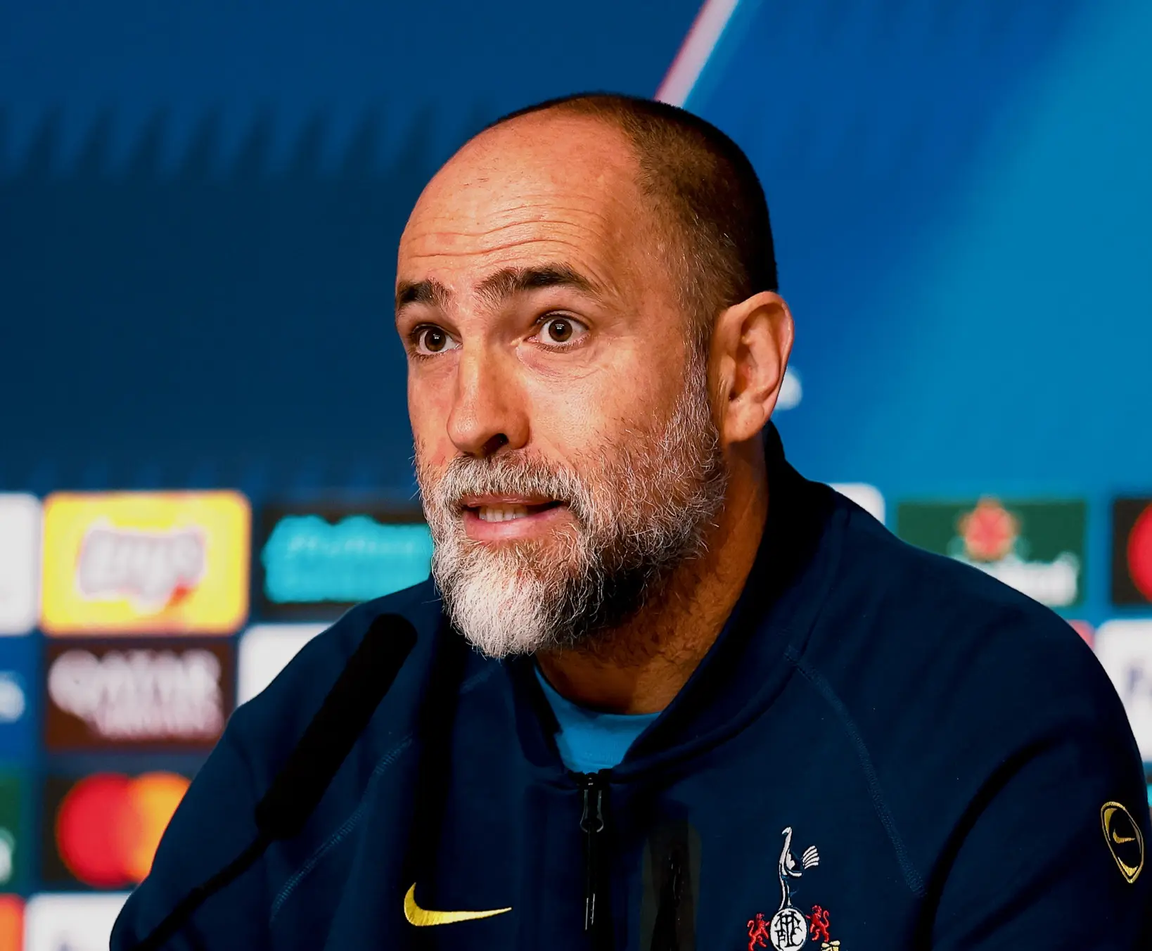 Técnico do Tottenham é avisado da morte de seu pai logo após derrota na Premier League