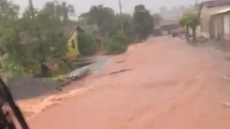 Tempestade provoca alagamento severo e transforma ruas em rios em Nazário