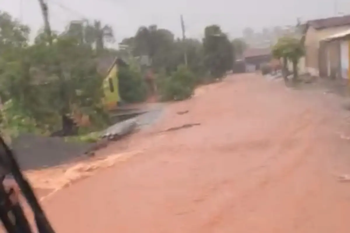 Tempestade provoca alagamento severo e transforma ruas em rios em Nazário