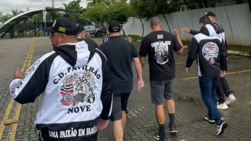 Torcedores do Corinthians “cobram” jogadores no CT