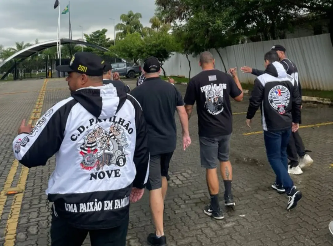 Torcedores do Corinthians “cobram” jogadores no CT