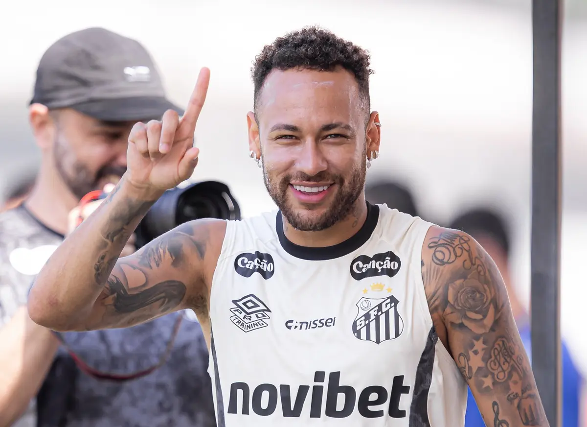 Torcida pede Neymar em derrota do Brasil para a França e craque responde