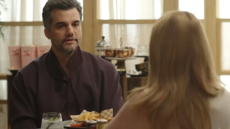 Tudo bem?’: Wagner Moura ensina português para apresentadora do Oscar