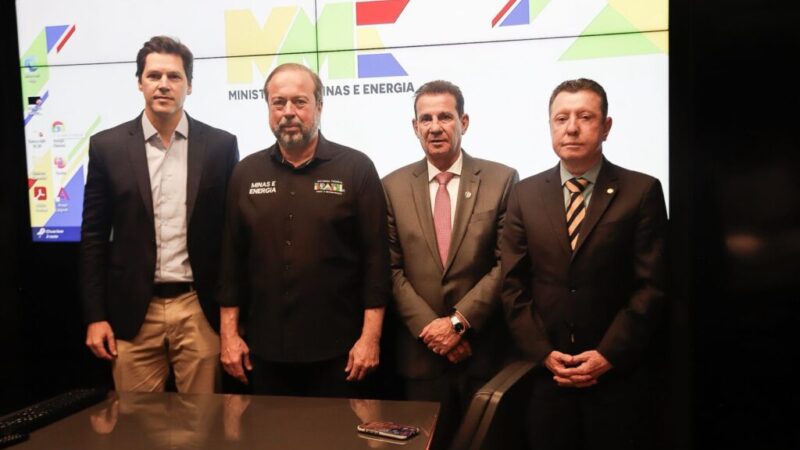 Vanderlan Cardoso, Daniel Vilela e José Nelto articulam linhões