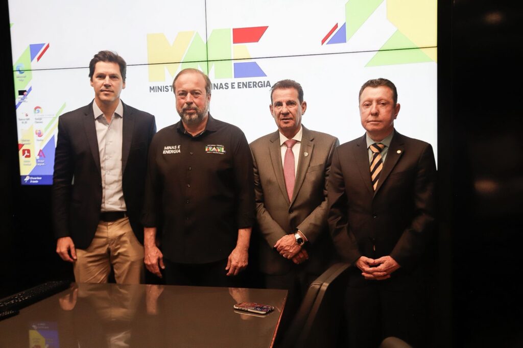 Vanderlan Cardoso, Daniel Vilela e José Nelto articulam linhões