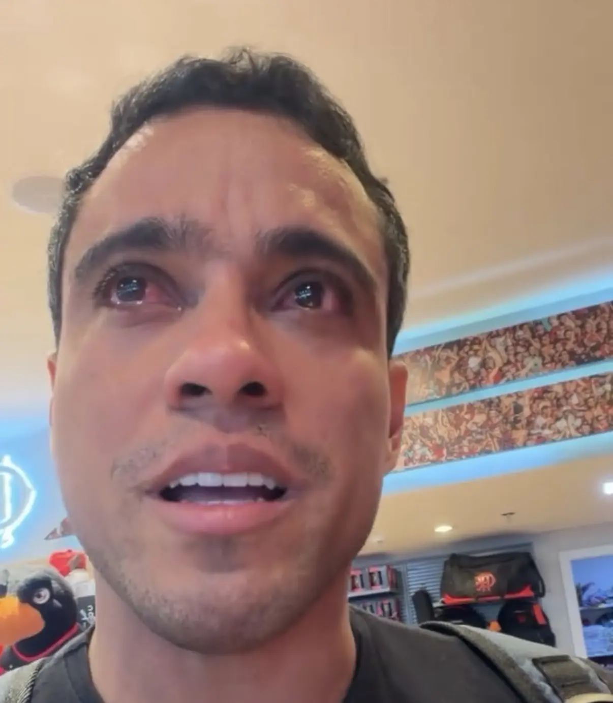 Vencedor do Prêmio Puskás de 2015 se emociona ao dar camisa do Flamengo ao filho e lembrar de infância difícil