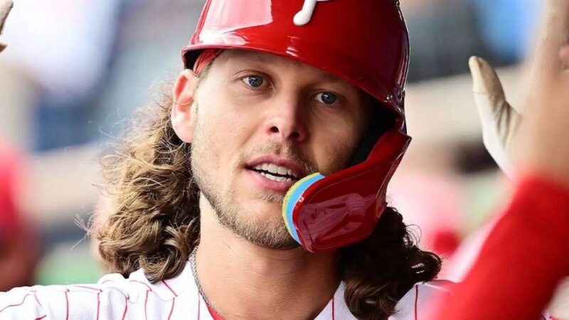 Astro do beisebol acusa os pais de terem desviado milhões de suas contas