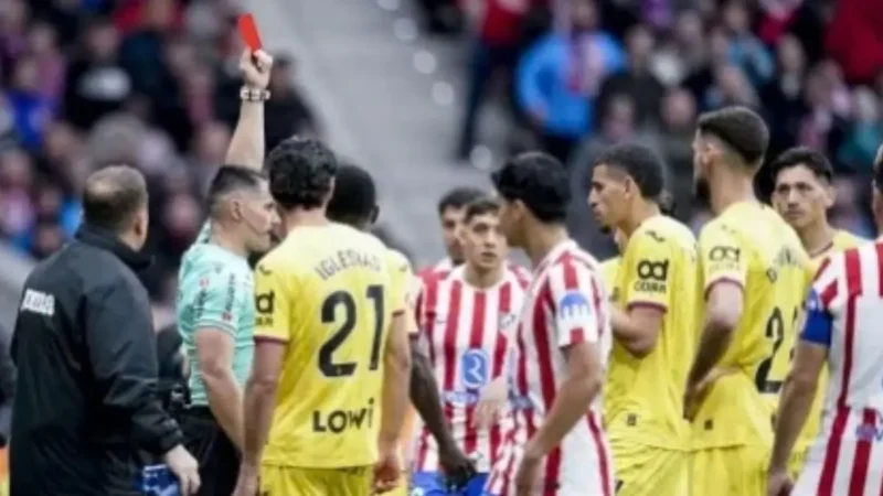 Zagueiro é expulso após pegar nas partes íntimas do adversário durante partida na Espanha