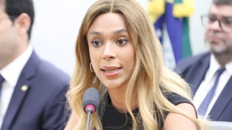 Erika Hilton pede que AGU adote medidas contra Flávio por ataques a processo eleitoral