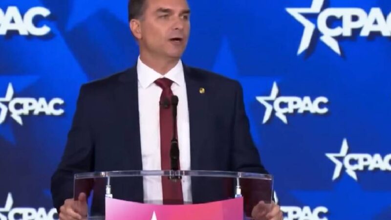 Na CPAC, Flávio compara Bolsonaro a Trump e associa Lula a facções