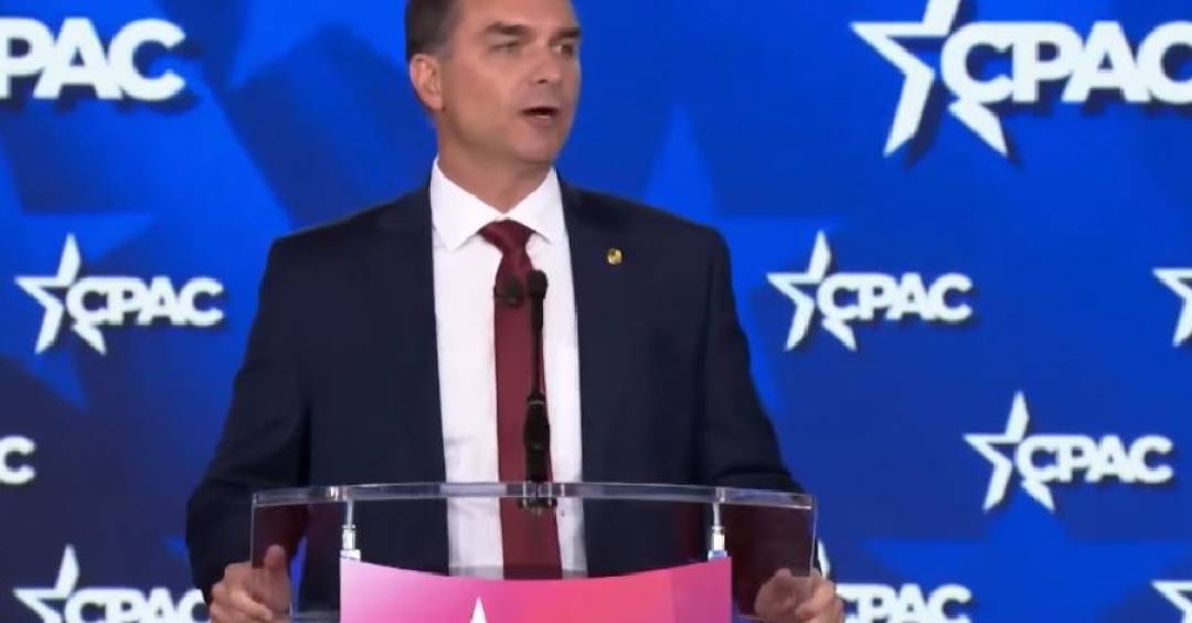 Na CPAC, Flávio compara Bolsonaro a Trump e associa Lula a facções