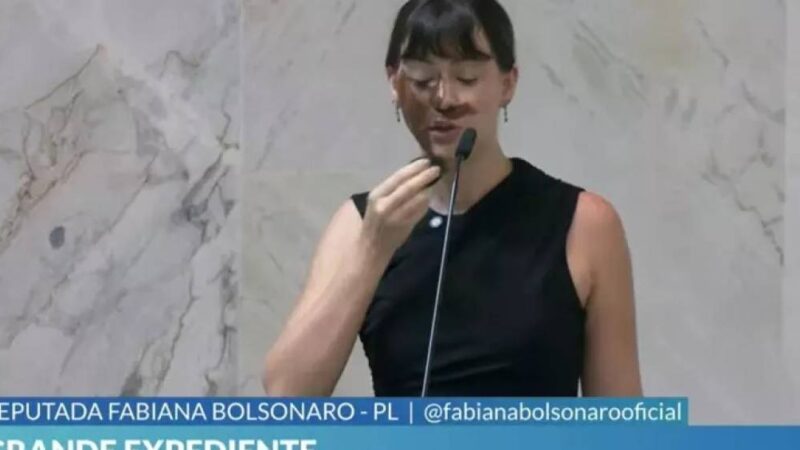 Deputada Fabiana Bolsonaro se pinta com tinta preta e gera discussão