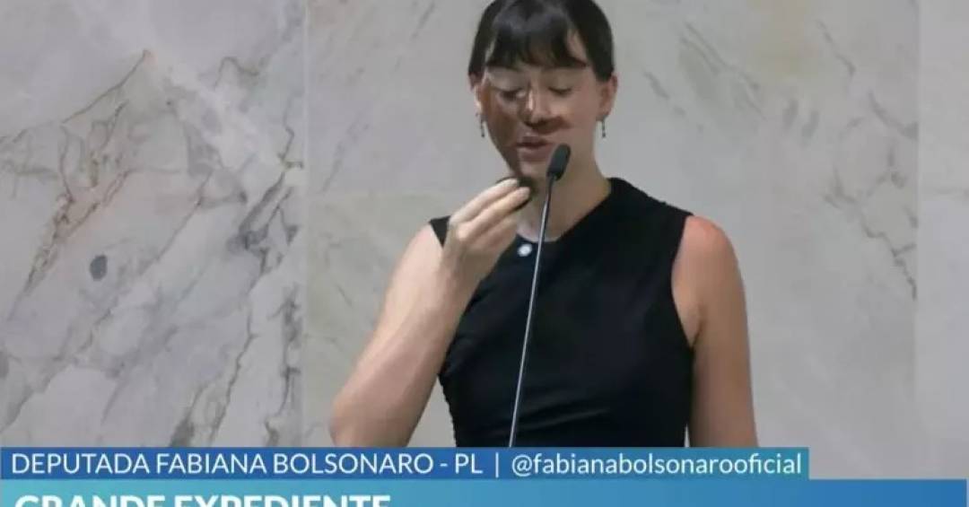Deputada Fabiana Bolsonaro se pinta com tinta preta e gera discussão