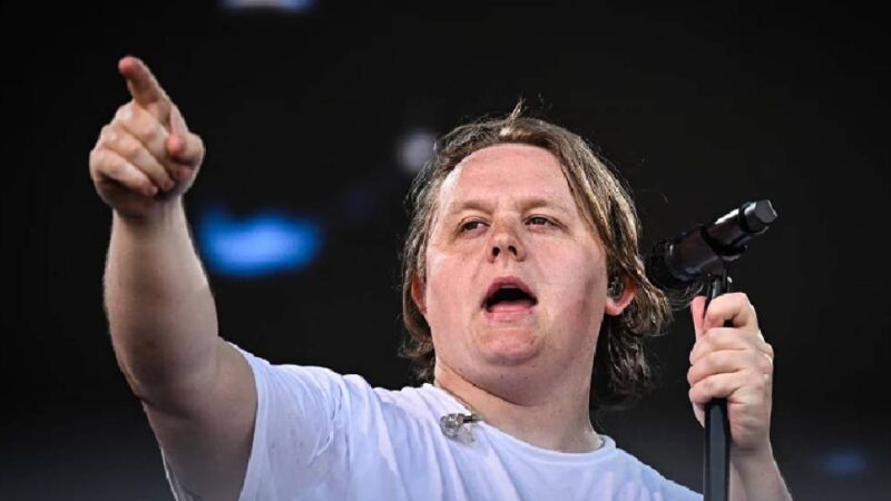 Lollapalooza: a doença involuntária com a qual Lewis Capaldi precisa lidar