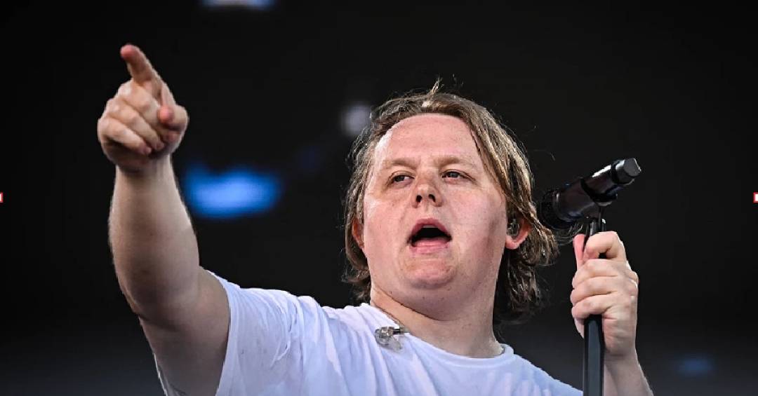 Lollapalooza: a doença involuntária com a qual Lewis Capaldi precisa lidar