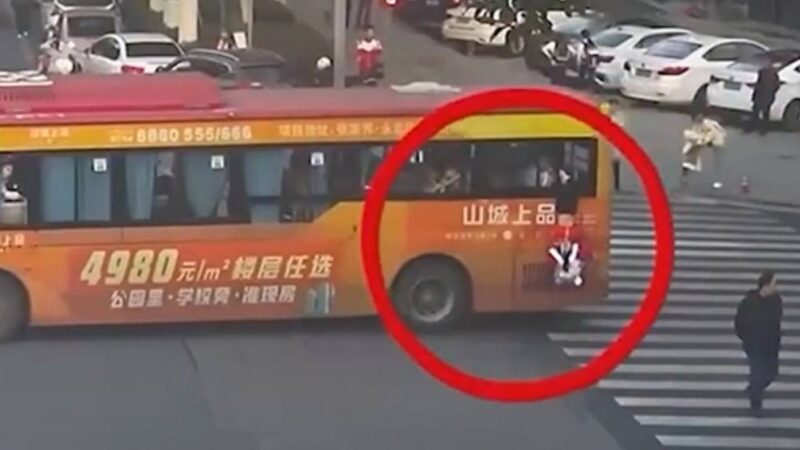 VÍDEO: Menina escorrega de janela de ônibus e é salva segundos antes de cair