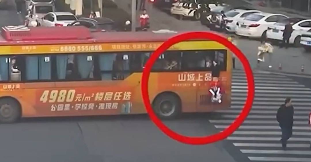 VÍDEO: Menina escorrega de janela de ônibus e é salva segundos antes de cair