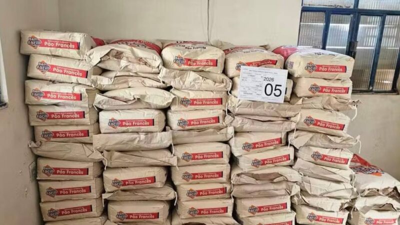 Operação da Polícia Civil mira depósito de farinha de trigo administrado pelo tráfico em Duque de Caxias