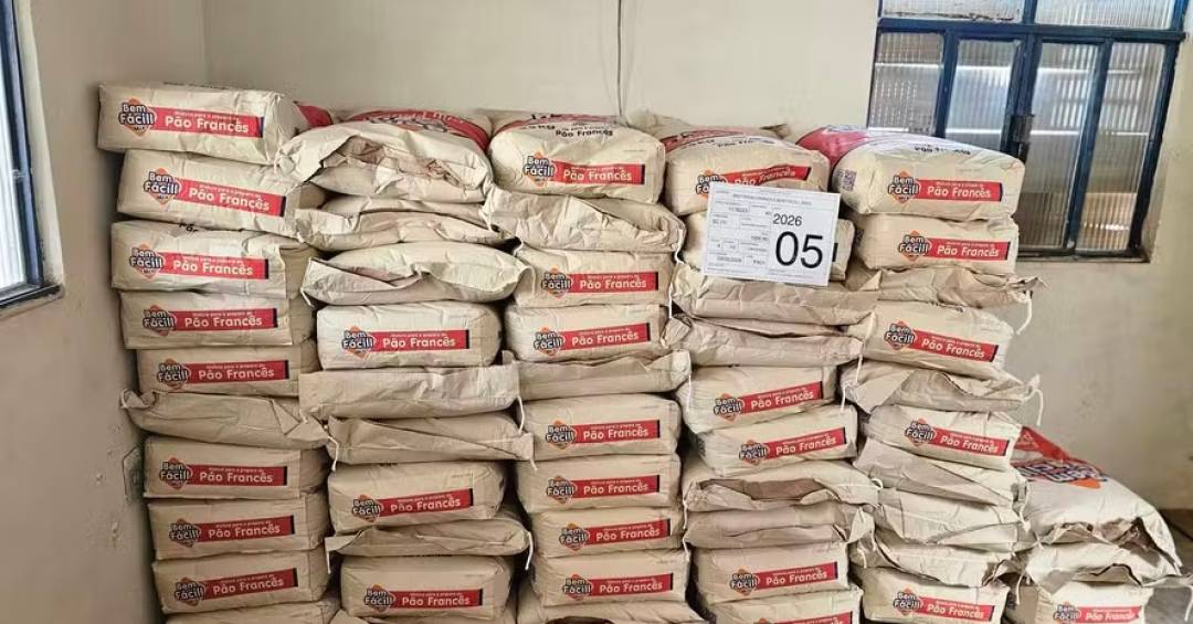 Operação da Polícia Civil mira depósito de farinha de trigo administrado pelo tráfico em Duque de Caxias