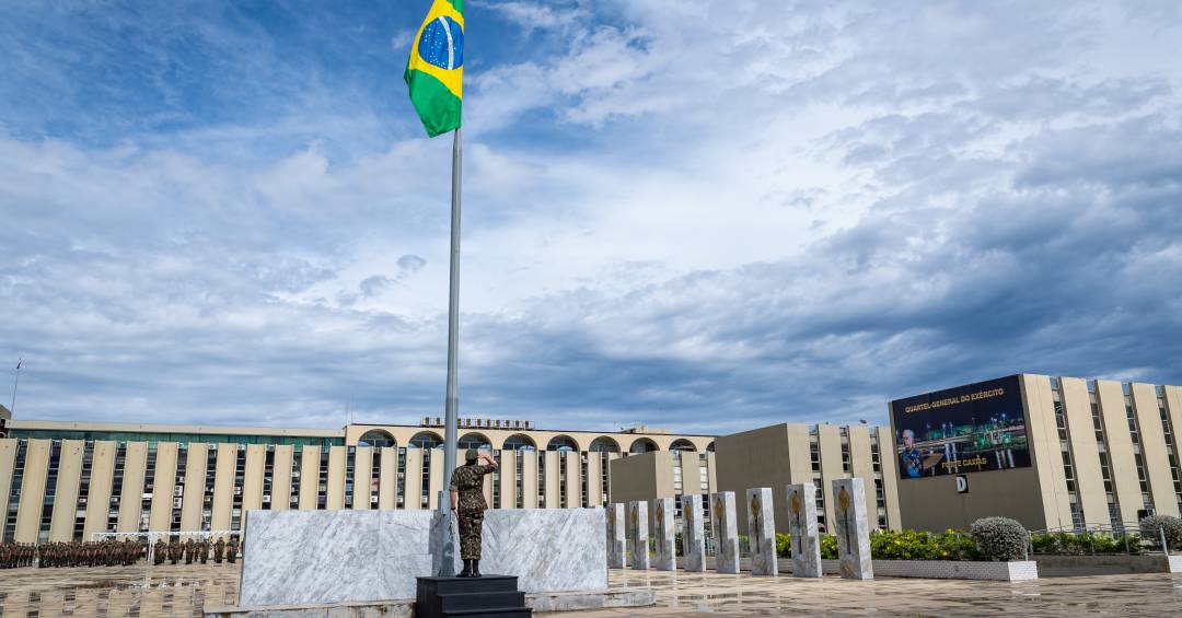 A preocupação da cúpula militar do governo, diante do risco de Flávio Bolsonaro derrotar Lula