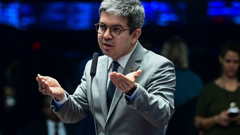 Randolfe evita dizer que Lula errou ao ignorar alerta sobre derrota de Messias