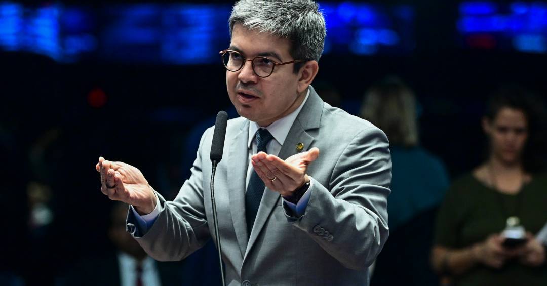 Randolfe evita dizer que Lula errou ao ignorar alerta sobre derrota de Messias