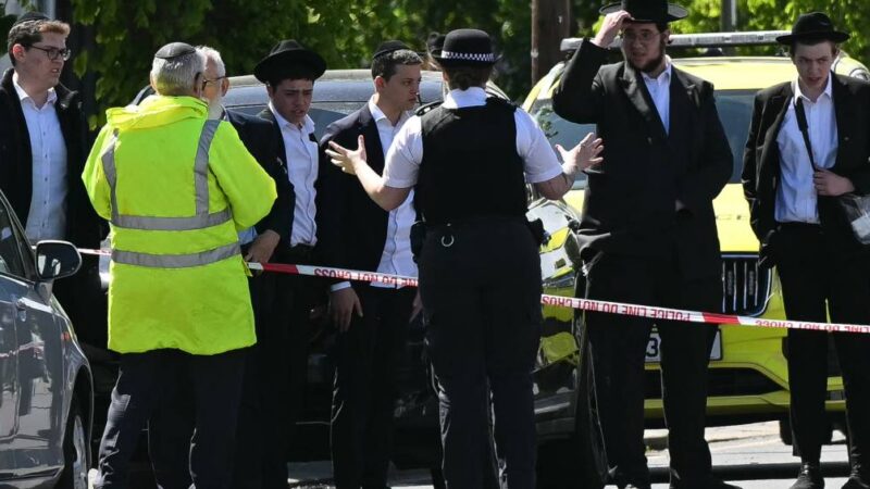 Homem é preso após ferir dois em ataque com faca em bairro judeu de Londres