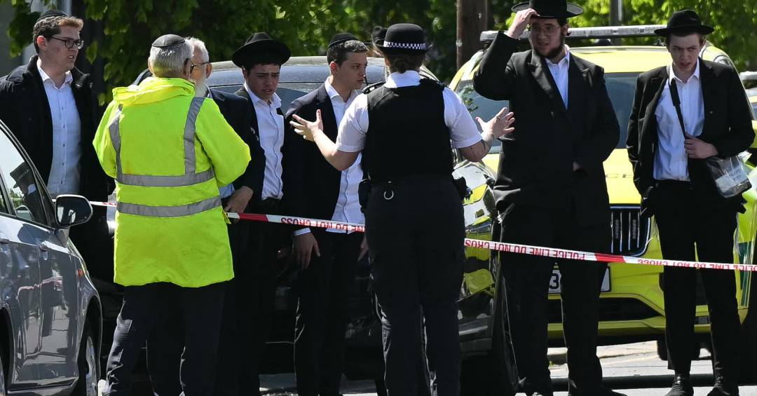Homem é preso após ferir dois em ataque com faca em bairro judeu de Londres