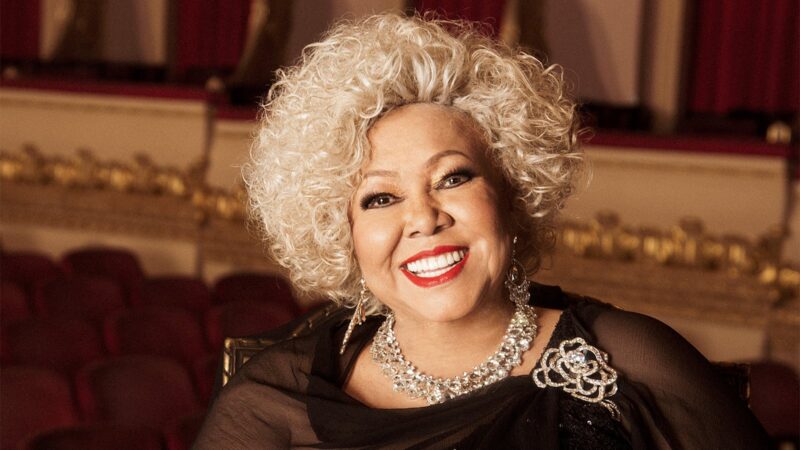 Alcione volta a Goiânia para apresentar décadas de carreira