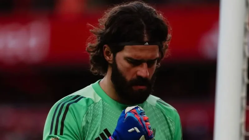 Alisson sofre nova lesão, pode desfalcar o Liverpool até o fim da temporada e coloca participação na Copa em risco