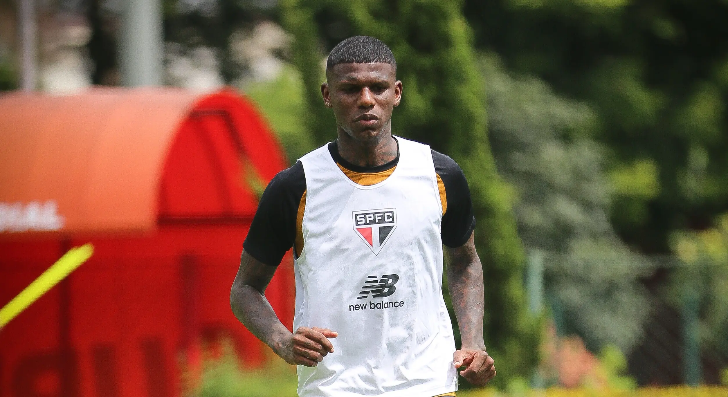 Após sumiço, São Paulo aguarda explicações de Arboleda, que ignora contatos do Tricolor