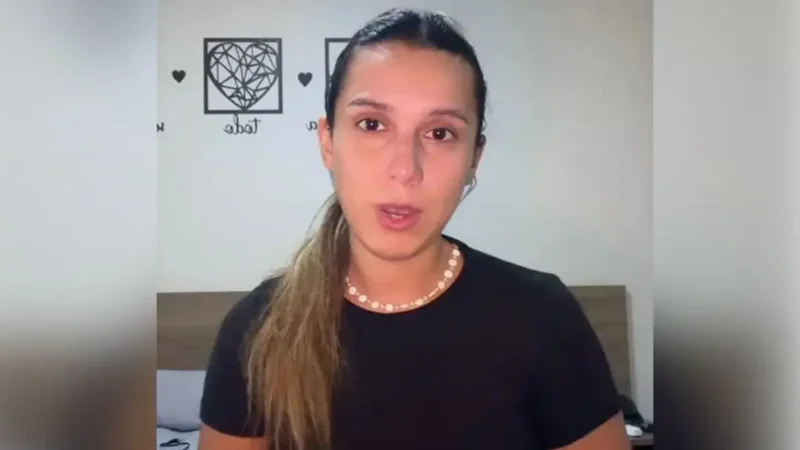 Argentina que fez gesto de macaco e foi detida no Rio volta ao país de origem